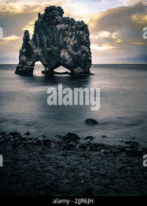 Ein Blick auf Basaltstapel entlang der östlichen Küste der Halbinsel Vatnsnes während des Sonnenuntergangs Stockfoto