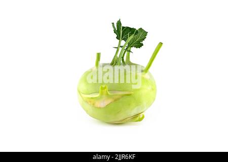 Frischer Kohlrabi mit grünen Blättern auf weißem Hintergrund Stockfoto