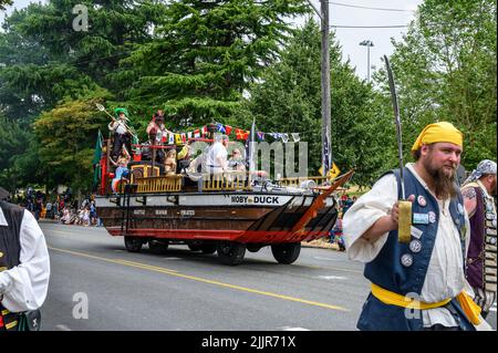 WEST SEATTLE, WA, USA – 23. JULI 2022: West Seattle Grand Parade, Seattle Seafair Pirates treten in Parade und Moby Duck Festwagen auf Stockfoto