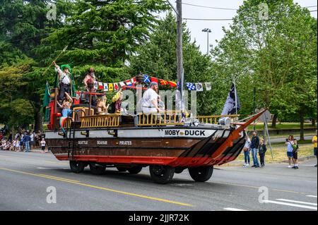 WEST SEATTLE, WA, USA – 23. JULI 2022: West Seattle Grand Parade, Seattle Seafair Pirates treten in Parade und Moby Duck Festwagen auf Stockfoto