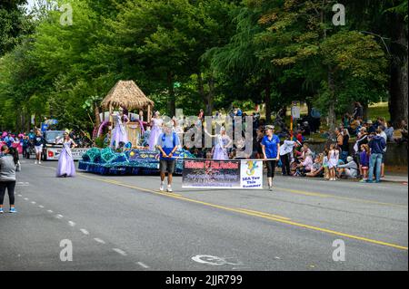 WEST SEATTLE, WA, USA – 23. JULI 2022: West Seattle Grand Parade, Fathoms O’ Fun Festival und Prinzessinnen Stockfoto