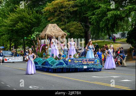 WEST SEATTLE, WA, USA – 23. JULI 2022: West Seattle Grand Parade, Fathoms O’ Fun Festival und Prinzessinnen Stockfoto