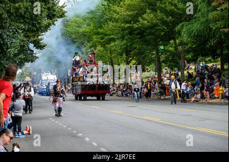 WEST SEATTLE, WA, USA – 23. JULI 2022: West Seattle Grand Parade, Seattle Seafair Pirates treten in Parade und Moby Duck Festwagen auf Stockfoto
