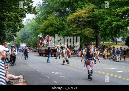 WEST SEATTLE, WA, USA – 23. JULI 2022: West Seattle Grand Parade, Seattle Seafair Pirates treten in Parade und Moby Duck Festwagen auf Stockfoto