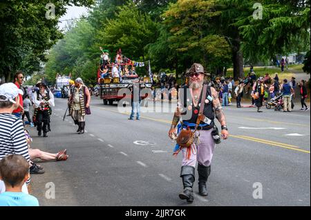 WEST SEATTLE, WA, USA – 23. JULI 2022: West Seattle Grand Parade, Seattle Seafair Pirates treten in Parade und Moby Duck Festwagen auf Stockfoto