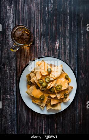 Mexikanische Nachos Chips mit amerikanischem Käse, Bier und jalapeños in Mexiko Lateinamerika Stockfoto