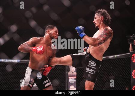 Bryan Nuro gibt Archie Colgan auf der Bellator 283 einen Body Kick. Archie Colgan besiegt Bryan Nuro durch einen Knock-out in der 3.-Runde des Emera Stockfoto