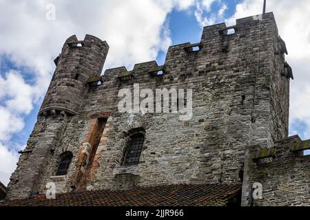 Eine Aufnahme der mittelalterlichen Burg Gravensteen in Gent an einem bewölkten Tag in Belgien Stockfoto