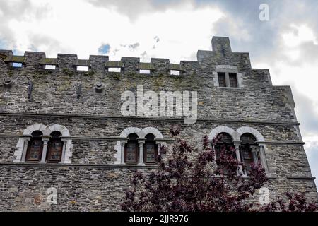 Ein niedriger Winkel der mittelalterlichen Burg Gravensteen in Gent an einem bewölkten Tag in Belgien Stockfoto