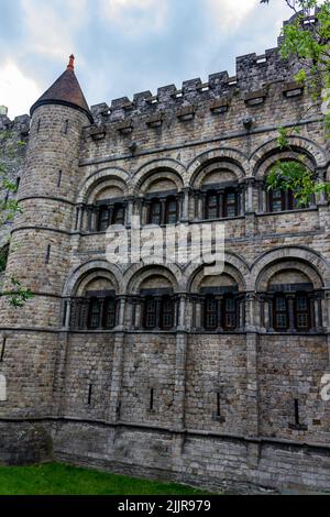 Ein niedriger Winkel der mittelalterlichen Burg Gravensteen in Gent an einem bewölkten Tag in Belgien Stockfoto