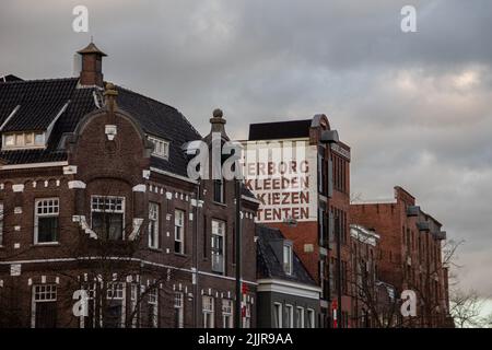 Die Werbung strichen an der Seite eines alten Backsteingebäudes Stockfoto