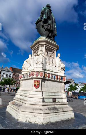 Eine vertikale Aufnahme von Jacob van Arteveldes Kupferskulptur auf der Straße in Gent, Belgien Stockfoto