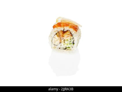 Sushi-Rolle mit Lachs, Zitrone, Gurke und Thunfisch isoliert auf weißem Hintergrund. Stockfoto