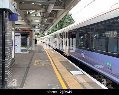 Burnham, Slough, berkshire, Großbritannien. 26.. Juli 2022. Ein Zug der Elizabeth Line am Bahnhof Burnham. Weitere nationale Eisenbahnstreiks sind für den 27.. Juli 2022 und den 13.. August 2022 geplant. Quelle: Maureen McLean/Alamy Stockfoto