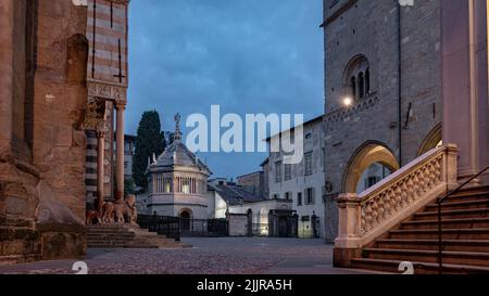 Der leere Domplatz (Piazza del Duomo) in Bergamo, Italien Stockfoto