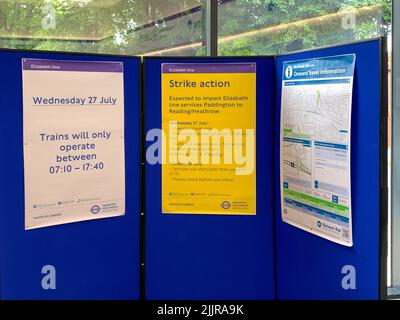 Burnham, Slough, berkshire, Großbritannien. 26.. Juli 2022. Schilder am Bahnhof Burnham informieren die Passagiere über einen weiteren bevorstehenden Eisenbahnstreik. Weitere nationale Eisenbahnstreiks sind für den 27.. Juli 2022 und den 13.. August 2022 geplant. Quelle: Maureen McLean/Alamy Stockfoto
