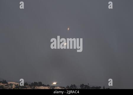 Kommerzielle Flugzeuge standen für die Landung auf dem San Diego International Airport an Stockfoto