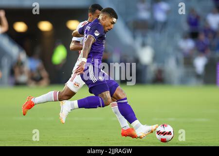 27. Juli 2022: Der Mittelfeldspieler JÃšNIOR URSO (11) von Orlando City tritt am 27. Juli 2022 beim Halbfinale des Orlando City SC gegen New York Red Bulls Lamar Hunt U.S. Open Cup im Exploria Stadium in Orlando, FL, um den Ball an. (Bild: © Cory Knowlton/ZUMA Press Wire) Stockfoto