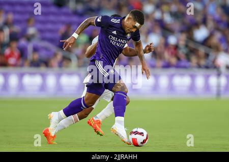 27. Juli 2022: Orlando City Mittelfeldspieler JÃšNIOR URSO (11) treibt den Ball während des Orlando City SC gegen New York Red Bulls Lamar Hunt U.S. Open Cup Halbfinalspiel am 27. Juli 2022 im Exploria Stadium in Orlando, FL. (Bild: © Cory Knowlton/ZUMA Press Wire) Stockfoto