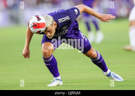 27. Juli 2022: Robin JANSSON (6), Verteidiger von Orlando City, erhält einen Header während des Halbfinalmatches des Orlando City SC gegen New York Red Bulls Lamar Hunt U.S. Open Cup am 27. Juli 2022 im Exploria Stadium in Orlando, FL. (Bild: © Cory Knowlton/ZUMA Press Wire) Stockfoto