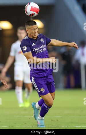 27. Juli 2022: Der Mittelfeldspieler CÃ‰SAR ARAÃšJO (5) von Orlando City erhält einen Header während des Halbfinalmatches des Orlando City SC gegen New York Red Bulls Lamar Hunt U.S. Open Cup am 27. Juli 2022 im Exploria Stadium in Orlando, FL. (Bild: © Cory Knowlton/ZUMA Press Wire) Stockfoto