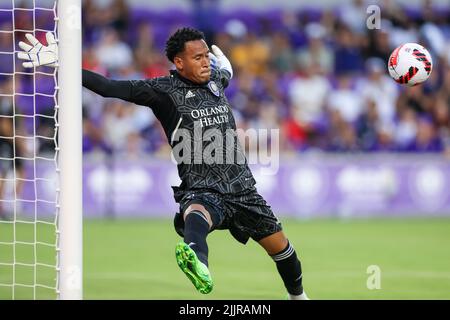 27. Juli 2022: Torwart PEDRO GALLESE (1) von Orlando City macht während des Halbfinalmatches des Orlando City SC gegen New York Red Bulls Lamar Hunt U.S. Open Cup am 27. Juli 2022 im Exploria Stadium in Orlando, FL, einen Block. (Bild: © Cory Knowlton/ZUMA Press Wire) Stockfoto