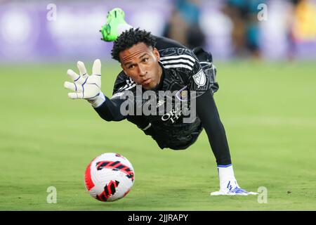 27. Juli 2022: Torwart PEDRO GALLESE (1) von Orlando City verfehlt einen Block während des Halbfinalmatches des Orlando City SC gegen New York Red Bulls Lamar Hunt U.S. Open Cup am 27. Juli 2022 im Exploria Stadium in Orlando, FL. (Bild: © Cory Knowlton/ZUMA Press Wire) Stockfoto