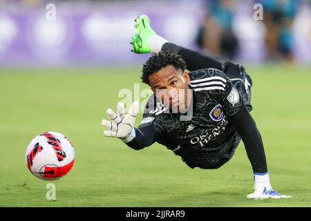 27. Juli 2022: Torwart PEDRO GALLESE (1) von Orlando City verfehlt einen Block während des Halbfinalmatches des Orlando City SC gegen New York Red Bulls Lamar Hunt U.S. Open Cup am 27. Juli 2022 im Exploria Stadium in Orlando, FL. (Bild: © Cory Knowlton/ZUMA Press Wire) Stockfoto