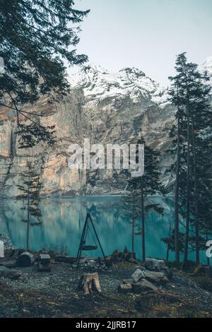 Eine schöne Aussicht auf ein erloschenes Lagerfeuer in der Nähe des Oeschinensees in der Schweiz Stockfoto