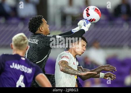 27. Juli 2022: Torwart PEDRO GALLESE (1) von Orlando City macht während des Halbfinalmatches des Orlando City SC gegen New York Red Bulls Lamar Hunt U.S. Open Cup am 27. Juli 2022 im Exploria Stadium in Orlando, FL, einen Block. (Bild: © Cory Knowlton/ZUMA Press Wire) Stockfoto