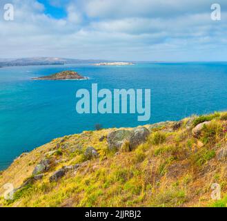 Encounter Bay in Victor Harbor, von der Klippe am Rosetta Head aus gesehen, mit Blick auf Wright Island und Granite Island. Stockfoto