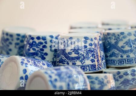 Reihen von traditionellen chinesischen Keramikteetassen Stockfoto