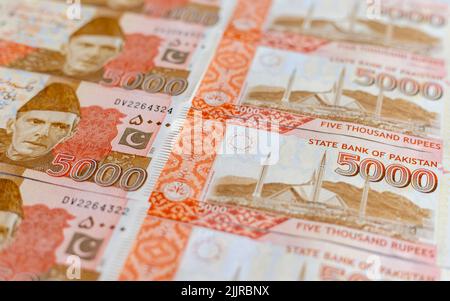 Fünftausend pakistanische Rupien-Banknoten Nahaufnahme mit selektivem Fokus Stockfoto