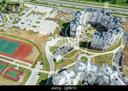 Neu gebaute Hochhäuser in städtischen Wohngebieten. Luftaufnahme von oben. Stockfoto