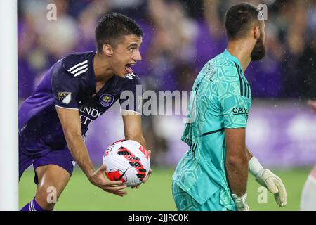 27. Juli 2022: Der Verteidiger von Orlando City, JOÃƒO MOUTINHINO (4), reagiert, nachdem ein Tor beim Halbfinale des Orlando City SC gegen New York Red Bulls Lamar Hunt U.S. Open Cup am 27. Juli 2022 im Exploria Stadium in Orlando, FL, erzielt wurde. (Bild: © Cory Knowlton/ZUMA Press Wire) Stockfoto