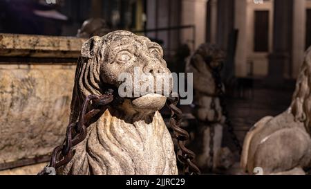 Eine Nahaufnahme des Contarini-Brunnens, eine Löwenskulptur mit einer Metallkette auf dem alten Platz, Piazza Vecchia, Bergamo, Italien Stockfoto