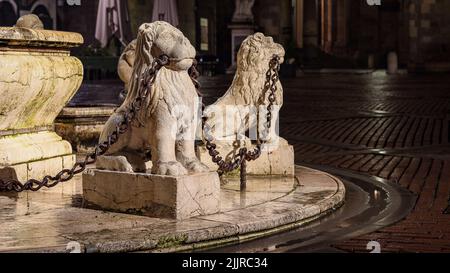 Eine Nahaufnahme des Contarini-Brunnens, eine Löwenskulptur mit einer Metallkette auf dem alten Platz, Piazza Vecchia, Bergamo, Italien Stockfoto