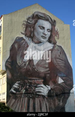 Eine vertikale Aufnahme einer berühmten portugiesischen Fado-Sängerin von Amalia Rodrigues in einem Graffiti von Odeith auf einem Gebäude in Amadora, Portugal Stockfoto