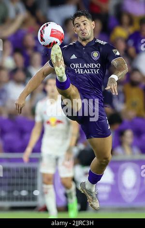 27. Juli 2022: ALEXANDRE PATO (7) von Orlando City attackiert den Ball während des Orlando City SC gegen New York Red Bulls Lamar Hunt U.S. Open Cup Semifinals-Spiels am 27. Juli 2022 im Exploria Stadium in Orlando, FL. (Bild: © Cory Knowlton/ZUMA Press Wire) Stockfoto