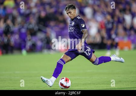 27. Juli 2022: Orlando City Forward FACUNDO TORRES (17) treibt den Ball während des Orlando City SC gegen New York Red Bulls Lamar Hunt U.S. Open Cup Semifinals Match am 27. Juli 2022 im Exploria Stadium in Orlando, FL. (Bild: © Cory Knowlton/ZUMA Press Wire) Stockfoto