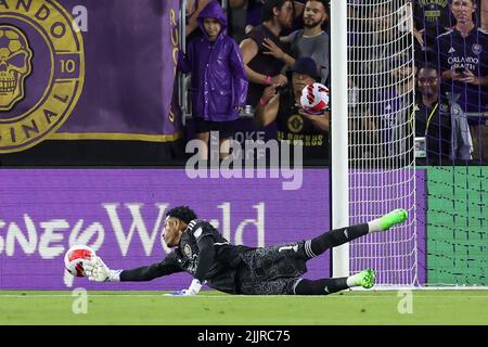 27. Juli 2022: Torhüter PEDRO GALLESE (1) aus Orlando City spart beim Orlando City SC gegen New York Red Bulls Lamar Hunt U.S. Open Cup Semifinals-Spiel am 27. Juli 2022 im Exploria Stadium in Orlando, FL, einen Tauchgang. (Bild: © Cory Knowlton/ZUMA Press Wire) Stockfoto