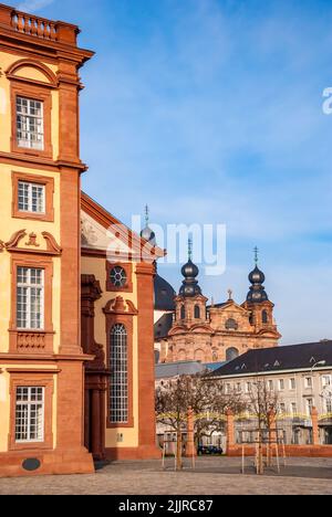 Ein schöner Blick auf das Mannheimer Barockschloss unter blauem Himmel in Deutschland Stockfoto