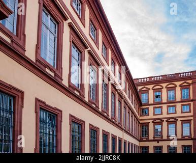 Ein schöner Blick auf das Mannheimer Barockschloss unter blauem Himmel in Deutschland Stockfoto