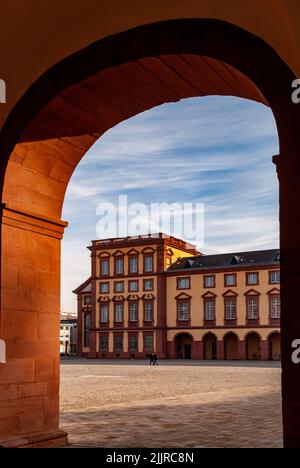 Ein schöner Blick auf das Mannheimer Barockschloss durch den Bogen an einem sonnigen Tag in Deutschland Stockfoto