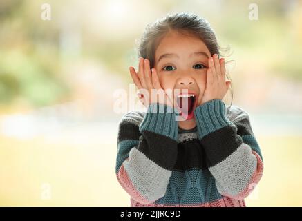 Ich bin so aufgeregt und ich kann es einfach nicht verstecken. Ein entzückendes kleines Mädchen zu Hause. Stockfoto