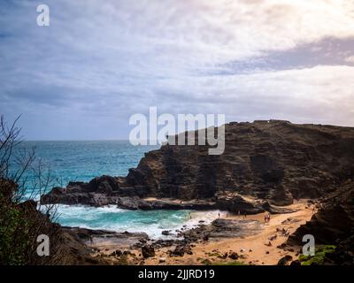 Eine malerische Aussicht auf die O' ahu Südküste mit Felsformationen und türkisfarbenem Wasser in Hawaii Stockfoto