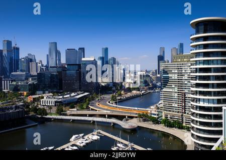 Eine wunderschöne Aussicht auf Melbourne CBD, gleich nach dem Lockdown, von den Docklands aus gesehen Stockfoto