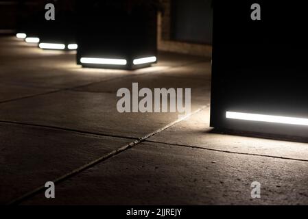 Die Lichter in den Säulen auf der Straße bei Nacht in Chicago Stockfoto