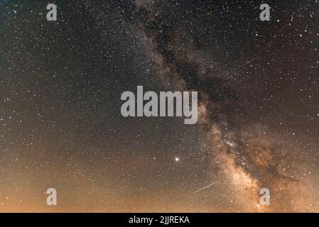 Eine wunderschöne Nachtlandschaft mit der Milchstraße Stockfoto