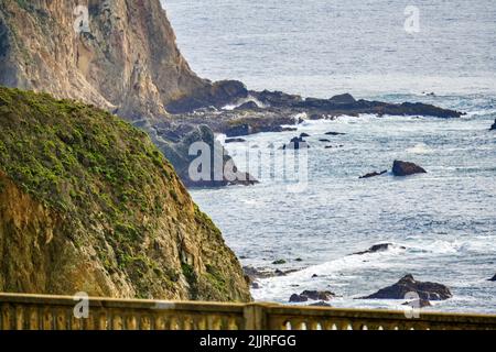 Die Küstenlandschaft von Big Sur von der Bixby Creek Bridge in Kalifornien, USA Stockfoto